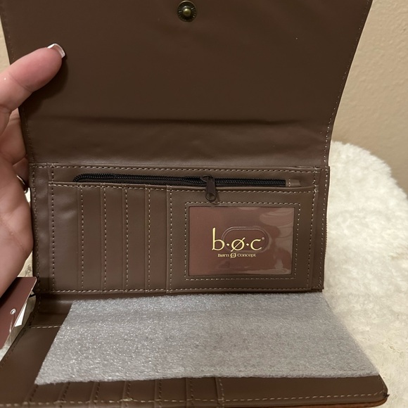 B.o.c. Brown Embossed Leather Wallet NWT - Picture 4 of 5